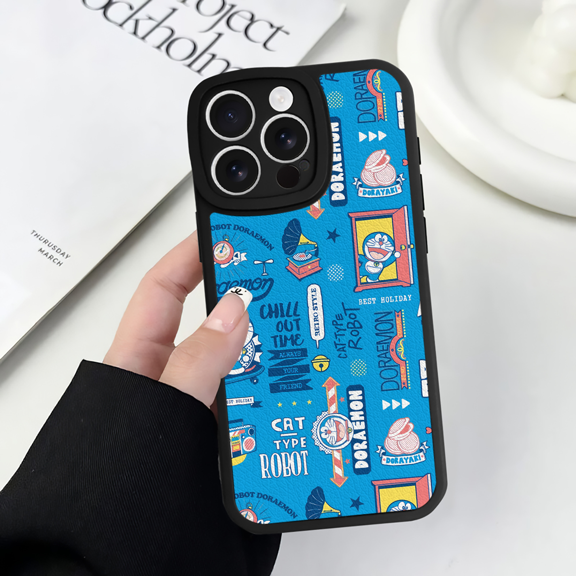 （画像用） ドラえもん Doraemon 【iPhone 16シリーズ対応】シリコンスマホケース（レザー調） 材質：シリコン